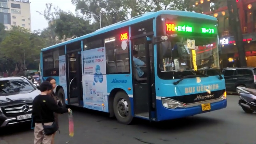 Xe bus là phương tiện dễ đi và có giá thành rẻ