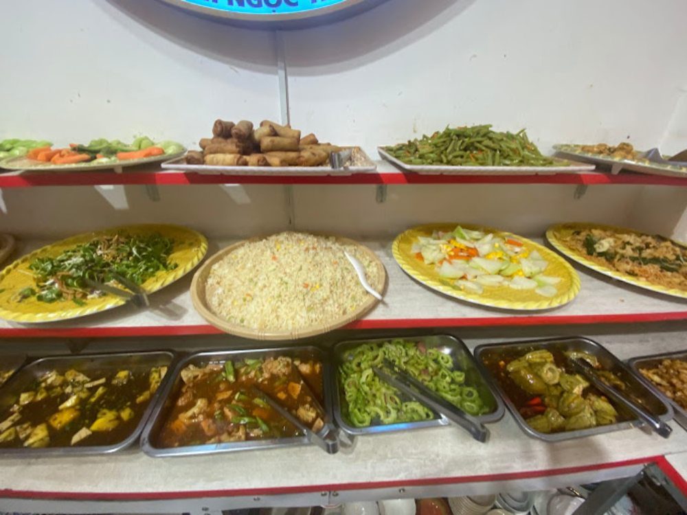 Quầy buffet gọn gàng, món ăn trình bày bắt mắt, hấp dẫn (Ảnh: Sưu tầm Internet)