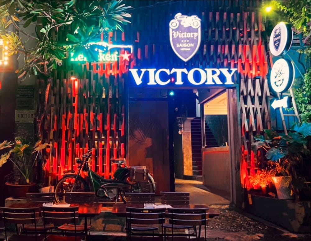 Bên ngoài quán Victory Bar Saigon 