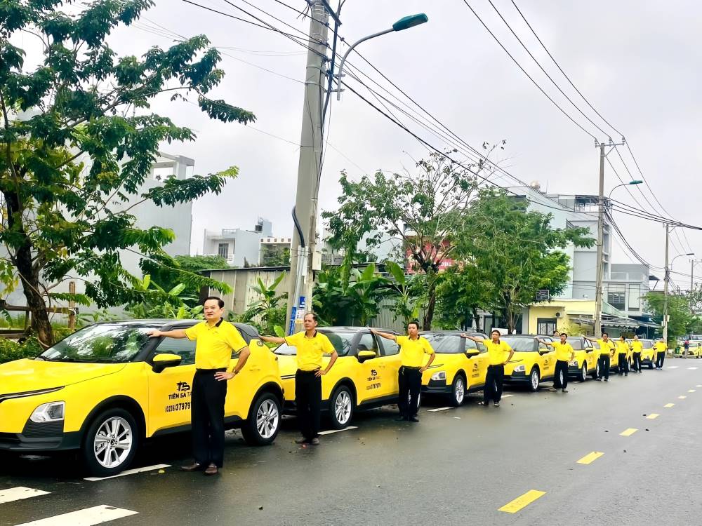 Taxi điện Tiên Sa được sơn màu vàng bắt mắt