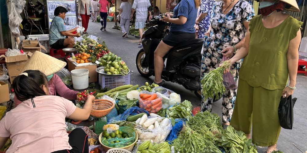 Bạn có thể thương lượng giá với người bán nếu thấy hợp lý khi mua sắm tại chợ 