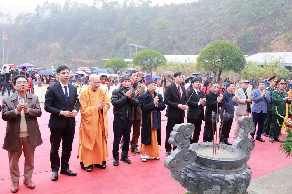 Du khách, Phật tử khi đến chùa đều cầu cho một năm gặp nhiều may mắn, sức khỏe