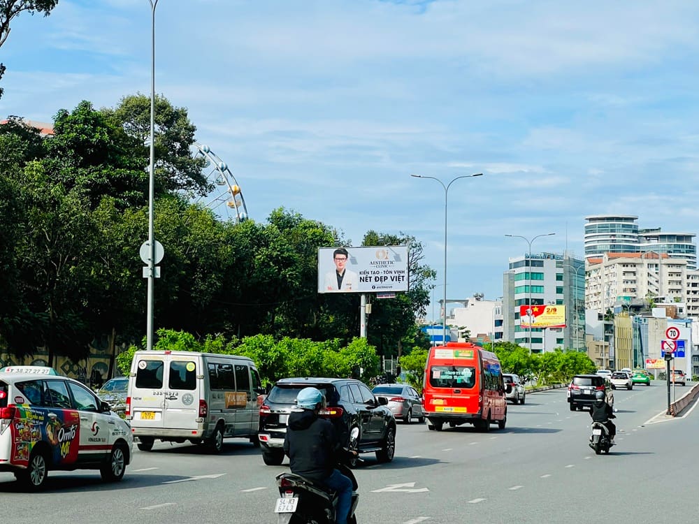 Bạn có thể đi dọc theo tuyến đường Nguyễn Đình Chiểu để đến chùa 