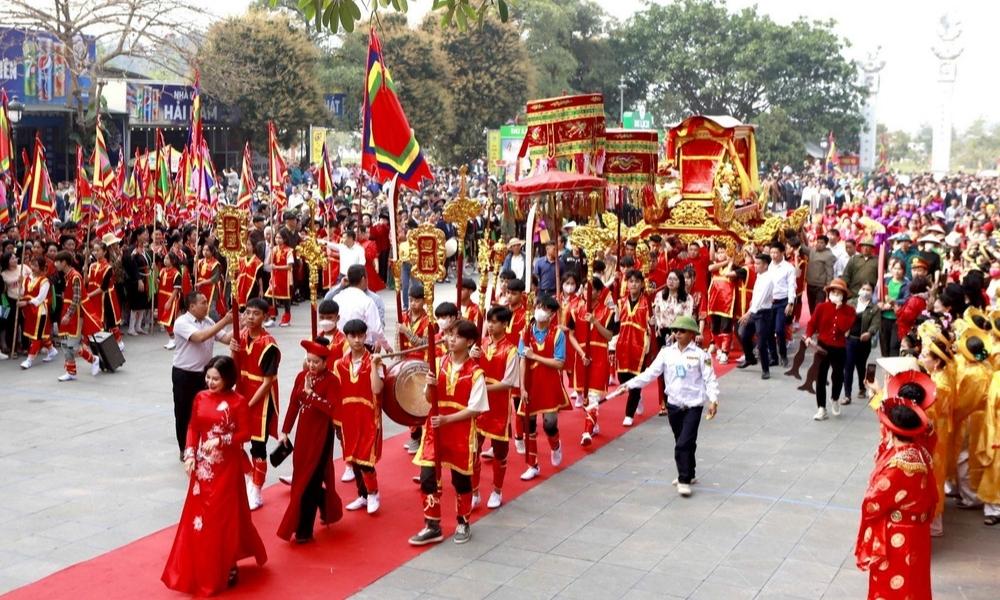 Chỉ nên mang theo những vật dụng cần thiết khi tham gia lễ hội Tây Thiên