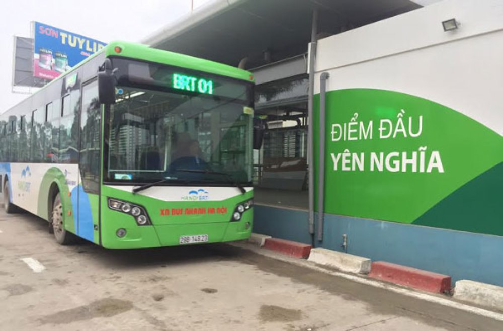 Xe buýt tuyến BRT01 dừng tại khu vực gần làng hoa Ngọc Hà, tiện lợi và tiết kiệm (Ảnh: Sưu tầm Internet)