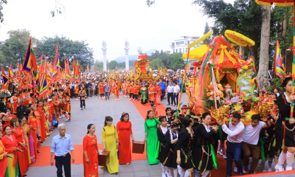 Lễ hội thu hút đông đảo người dân và du khách tham gia, tạo nên không khí náo nhiệt và trang nghiêm