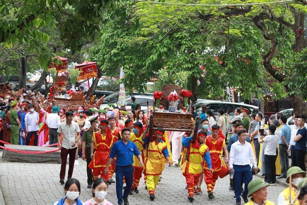 Lễ hội Hoa Lư thu hút hàng chục nghìn du khách mỗi năm