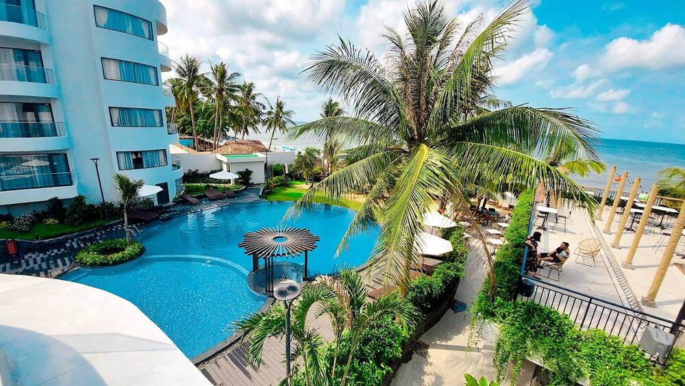 Hồ bơi vô cực tại Sunset Beach Resort & Spa (Ảnh: Sưu tầm internet)