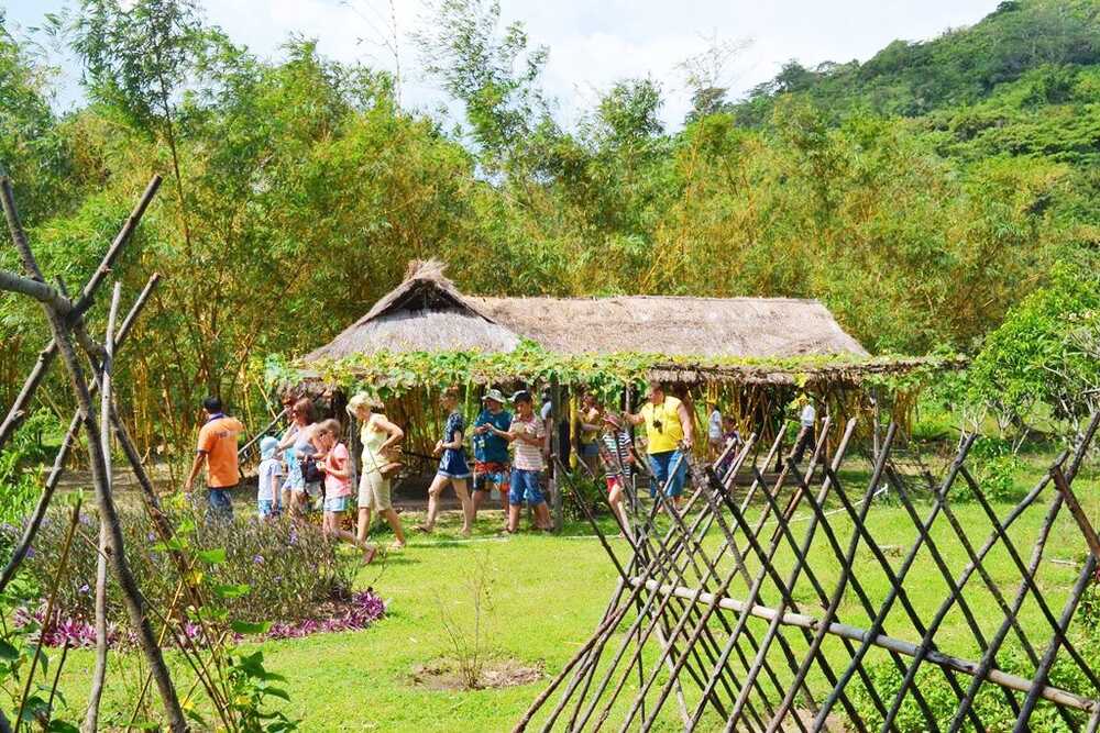 Làng quê Việt thanh bình với những ngôi nhà mái ngói đỏ tươi, tỏa ra vẻ đẹp mộc mạc và đậm đà bản sắc văn hóa dân gian (Ảnh: Sưu tầm internet)