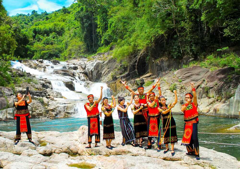 Thác Yang Bay, giữa lòng rừng nguyên sinh tươi đẹp, sở hữu dòng nước trong xanh và không gian tĩnh lặng, mang đến cho du khách một trải nghiệm thư giãn đầy ấn tượng (Ảnh: Sưu tầm internet)