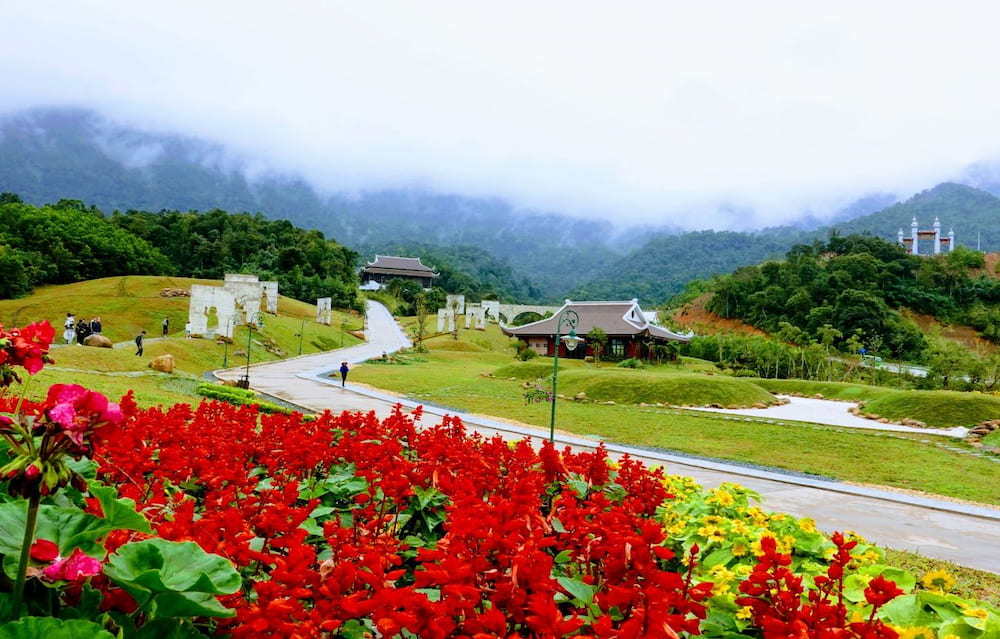 Bạn có thể đi vào bất kỳ thời điểm trong năm nào để chiêm ngưỡng thắng cảnh chùa Tây Yên Tử (Ảnh: Sưu tầm Internet)