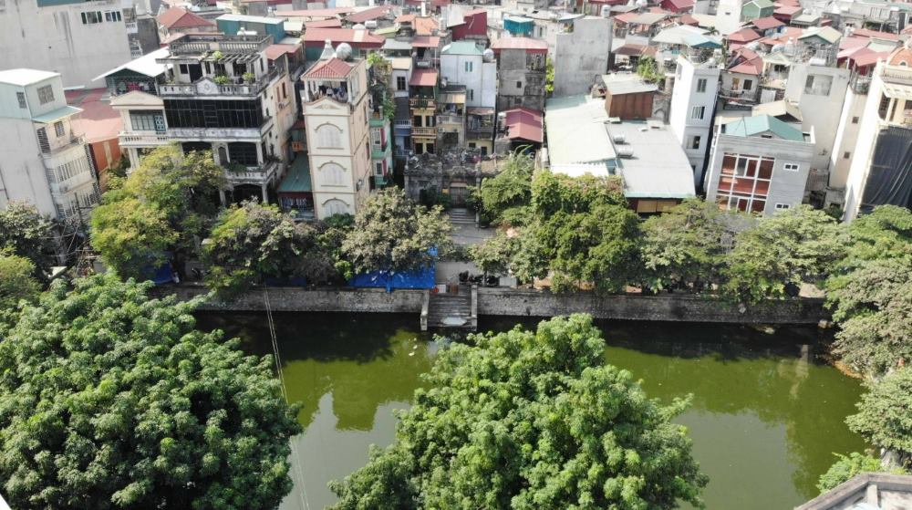 Các hồ nước được thiết kế theo hình vuông và bán nguyệt, làm tăng vẻ đẹp phong thủy