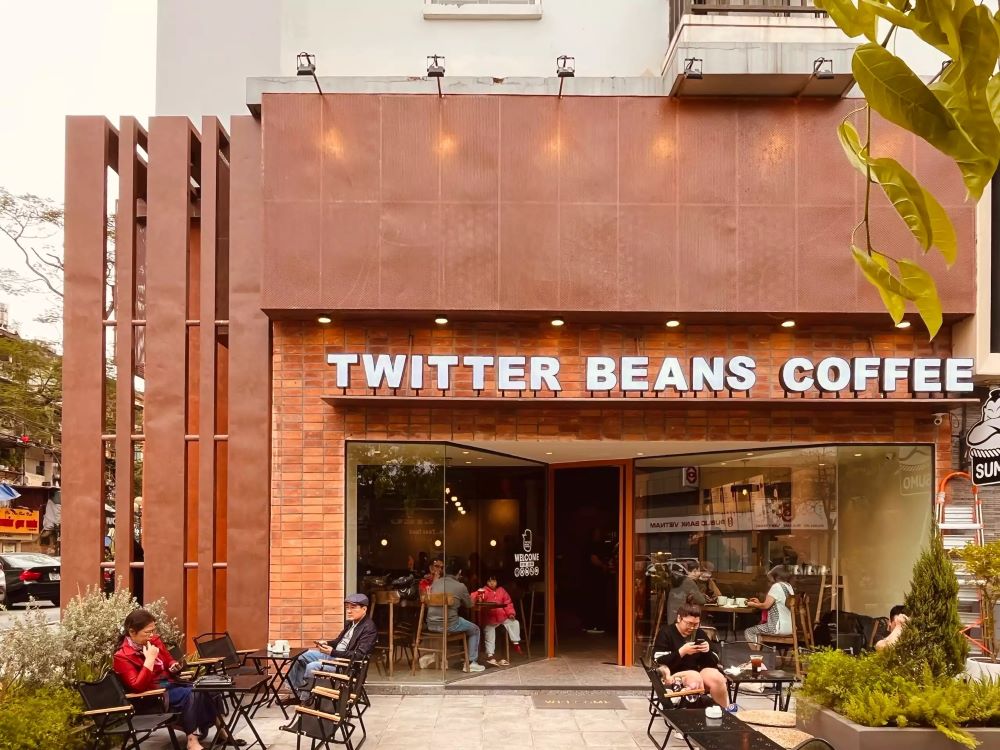 Twitter Beans Coffee nổi bật với bức tường cam - một góc sống ảo cực chất cho thực khách