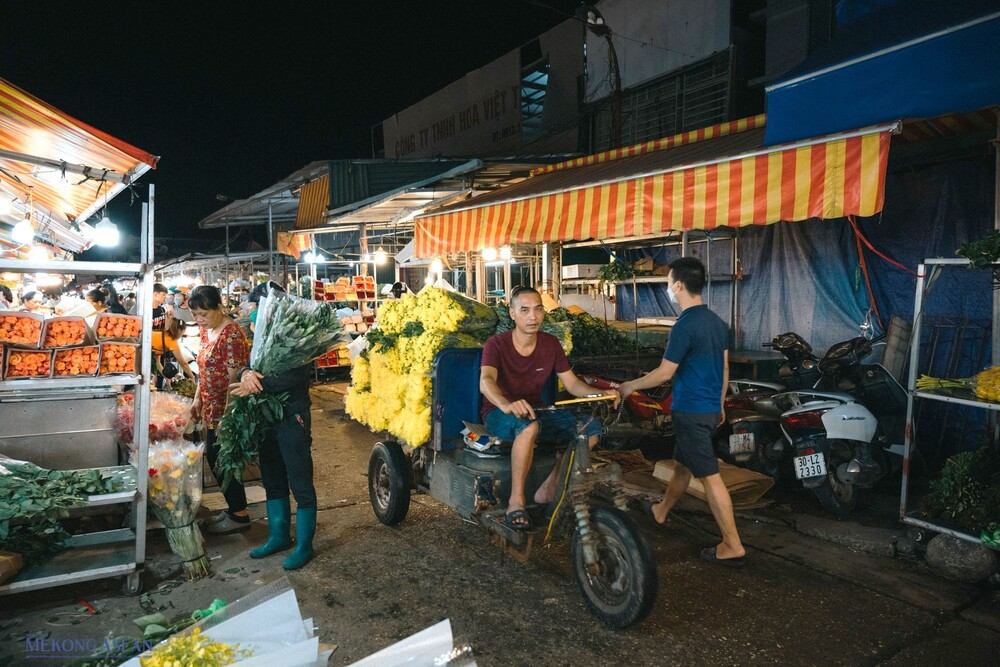 Những chuyến xe đầy hoa rời khỏi chợ, đưa sắc màu đến khắp các tỉnh thành 