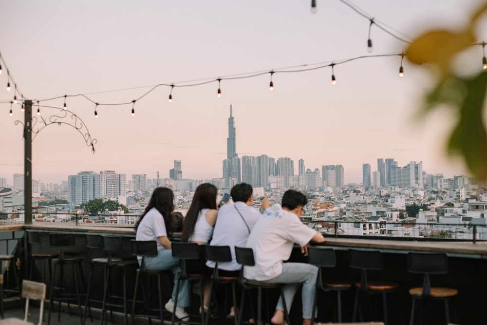 Trăng Non Rooftop sở hữu view ngắm trọn Sài Gòn về đêm và tòa Landmark 81