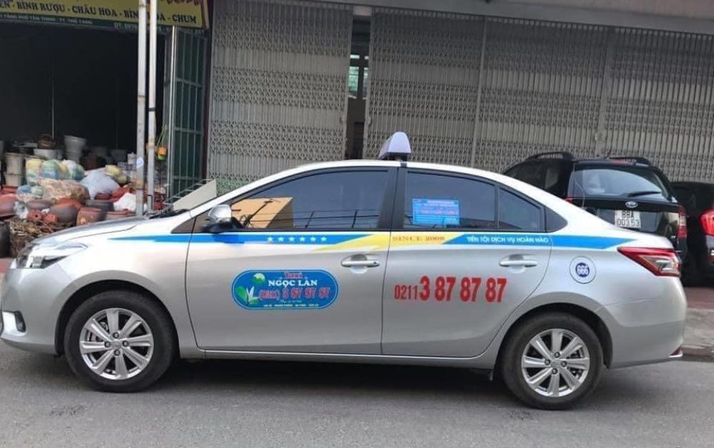 Xe taxi Ngọc Lan được vệ sinh sạch sẽ và có đầy đủ thông tin đảm bảo sự uy tín (Ảnh: Sưu tầm internet)