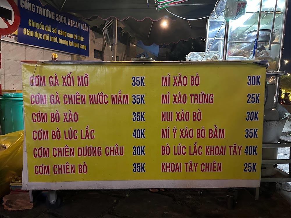 Menu quán cơm gà Bối Bối (Ảnh: Google Maps)