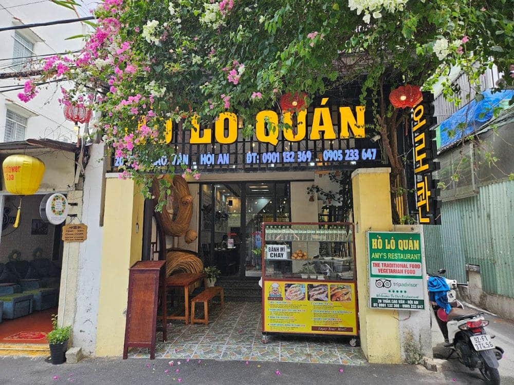 Phía trước quán Hồ Lô quán tuy nhỏ nhưng sạch sẽ và ấm cúng