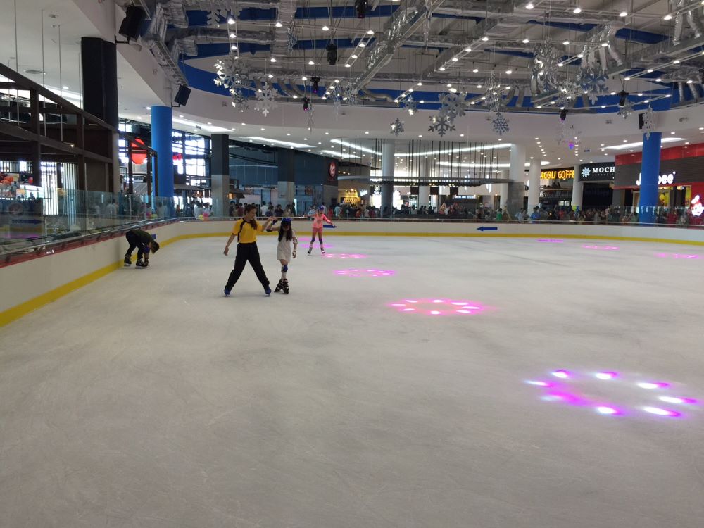 Vincom Ice Rink tại Royal City là sân trượt băng tự nhiên trong nhà đầu tiên và lớn nhất Việt Nam
