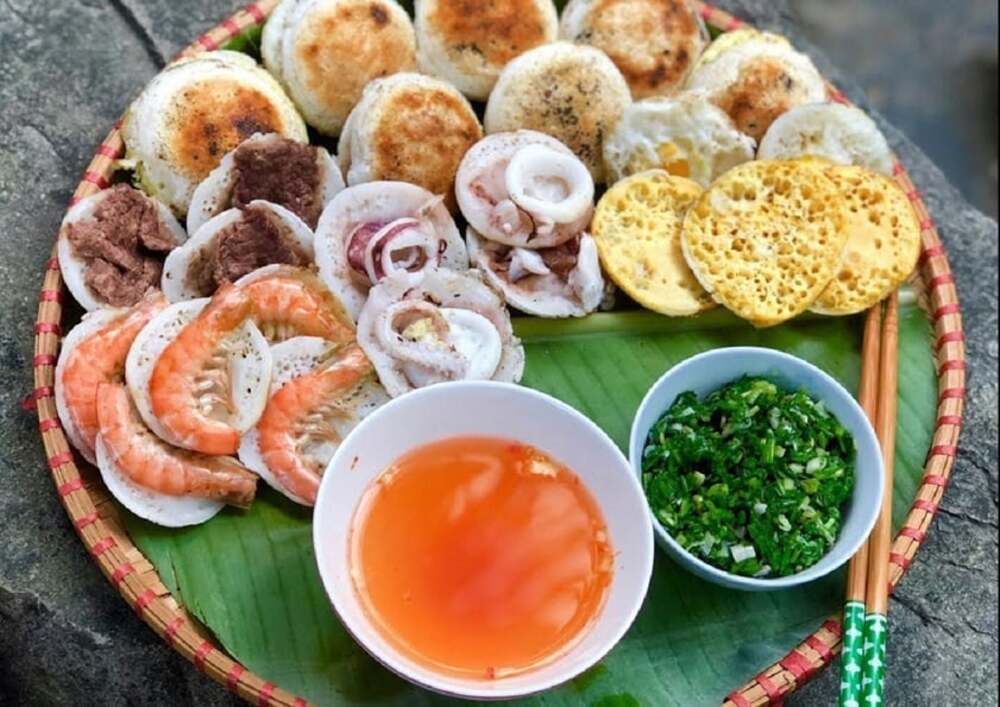 Bánh căn giòn rụm với nhiều loại nhân hấp dẫn, ăn cùng nước chấm đậm đà (Ảnh: Sưu tầm Internet)