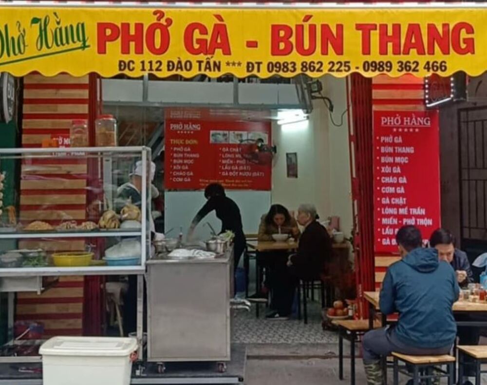 Phở Hằng nằm trên con phố Đào Tấn nhộn nhịp