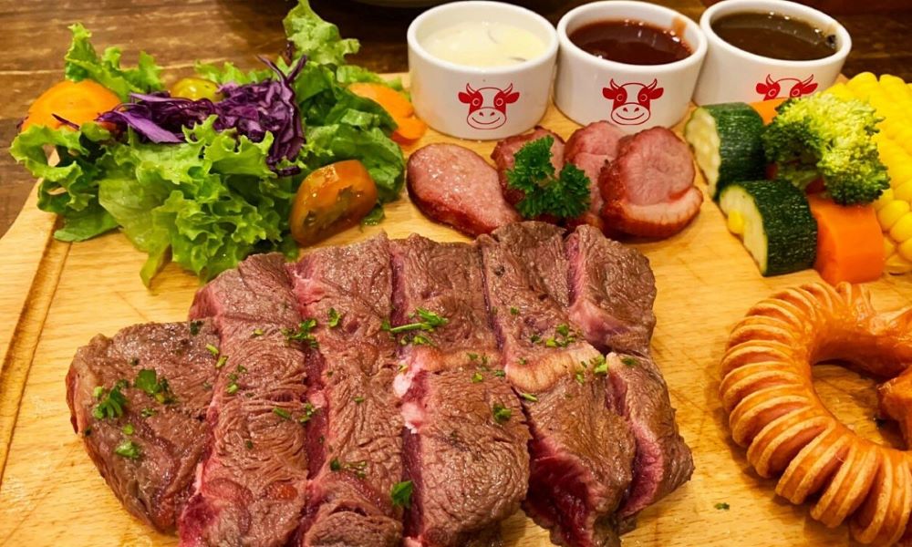 Beefsteak tại Cow Express được làm từ thịt bò nhập khẩu chất lượng cao