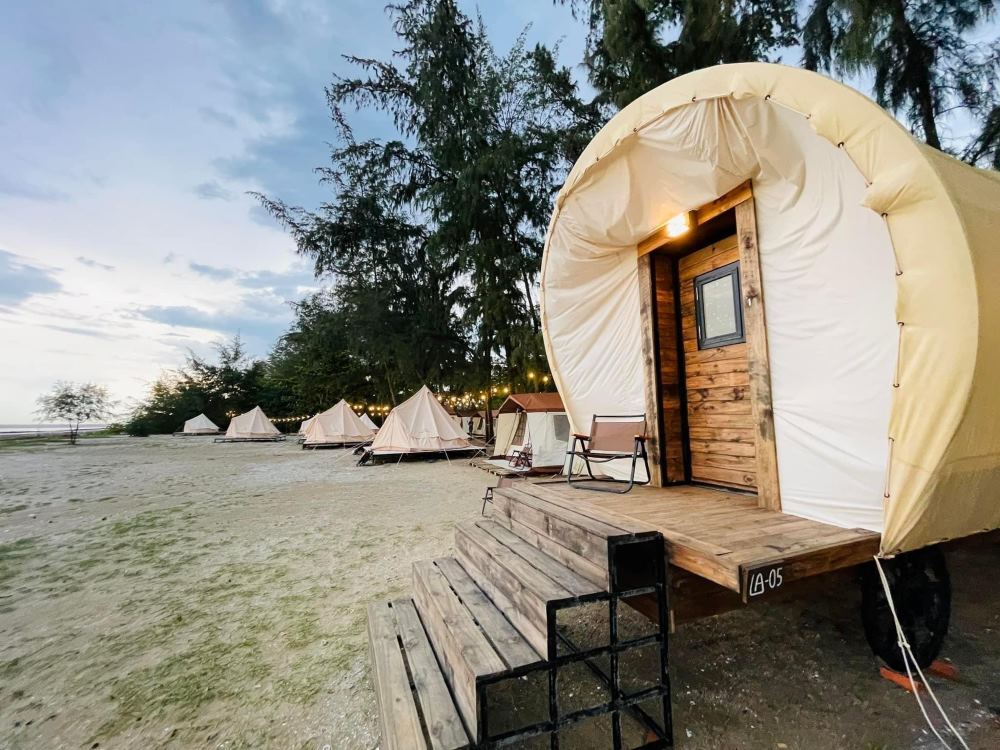 Cần Giờ hiện có nhiều dịch vụ cho thuê lều cắm trại tiện lợi (Ảnh: Camping Cần Giờ)