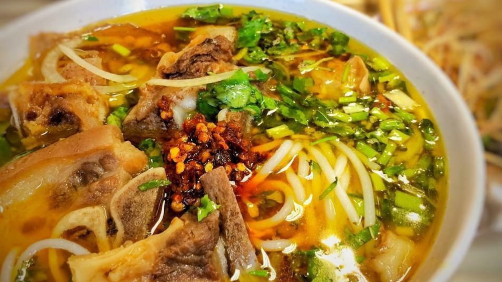 Bún bò huế Xưa với sợi bún to, mềm dai kết hợp với nước dùng đậm đà, thơm mùi sả, cay nhẹ