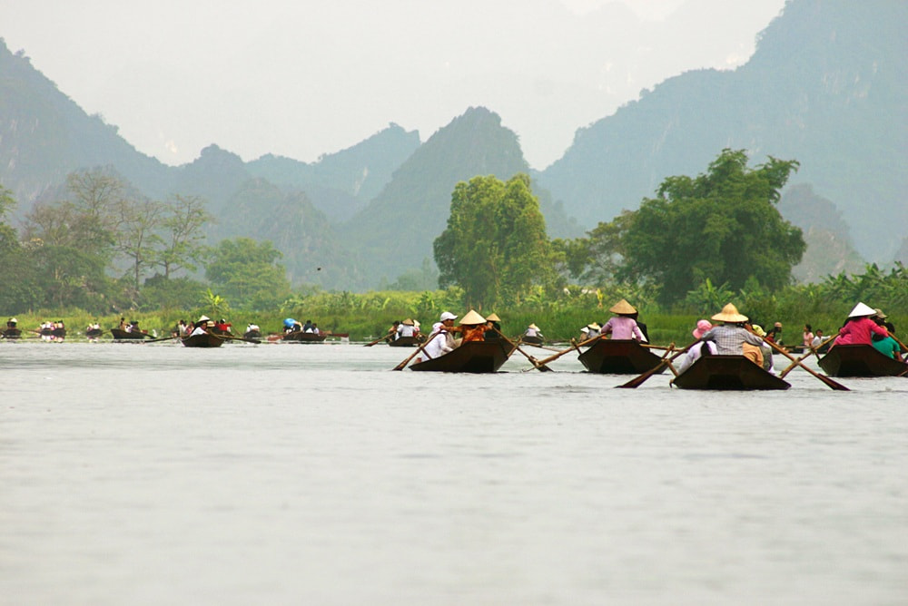 Suối Yến là lối vào chính dẫn đến chùa Hương