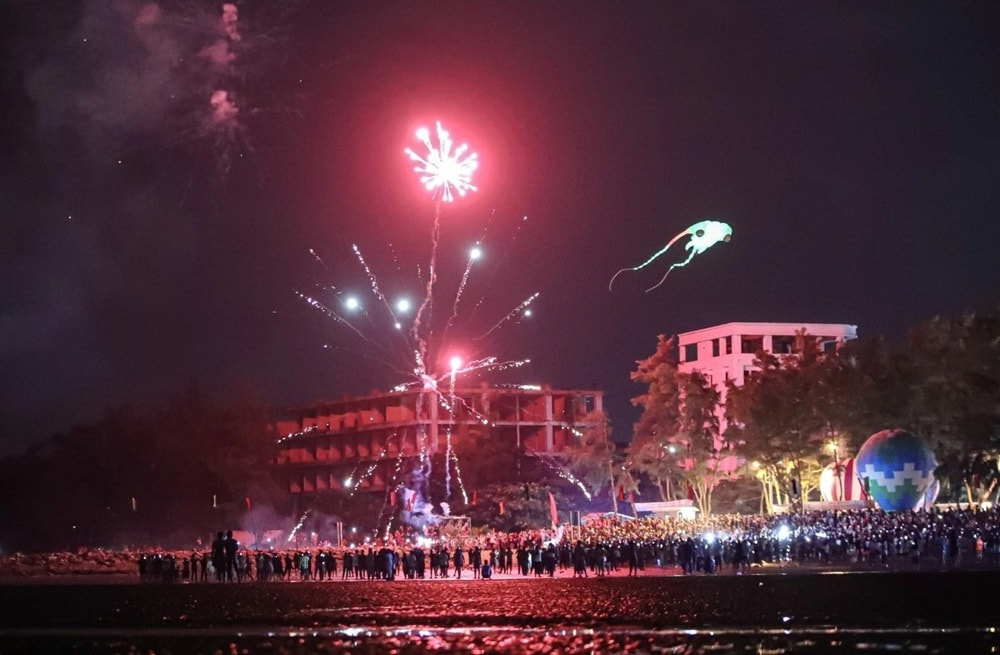 Hội hoa đăng trên biển thu hút hàng nghìn người dân đổ về chiêm ngưỡng (Ảnh: Sưu tầm Internet) 