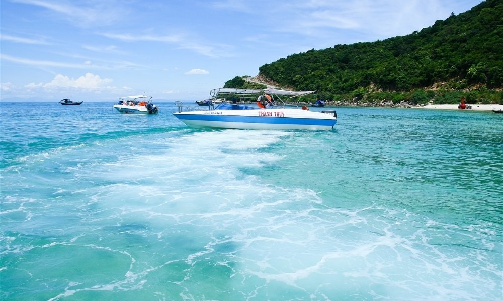 Cano là phương tiện di chuyển của hành khách khi tham quan Cù Lao Chàm