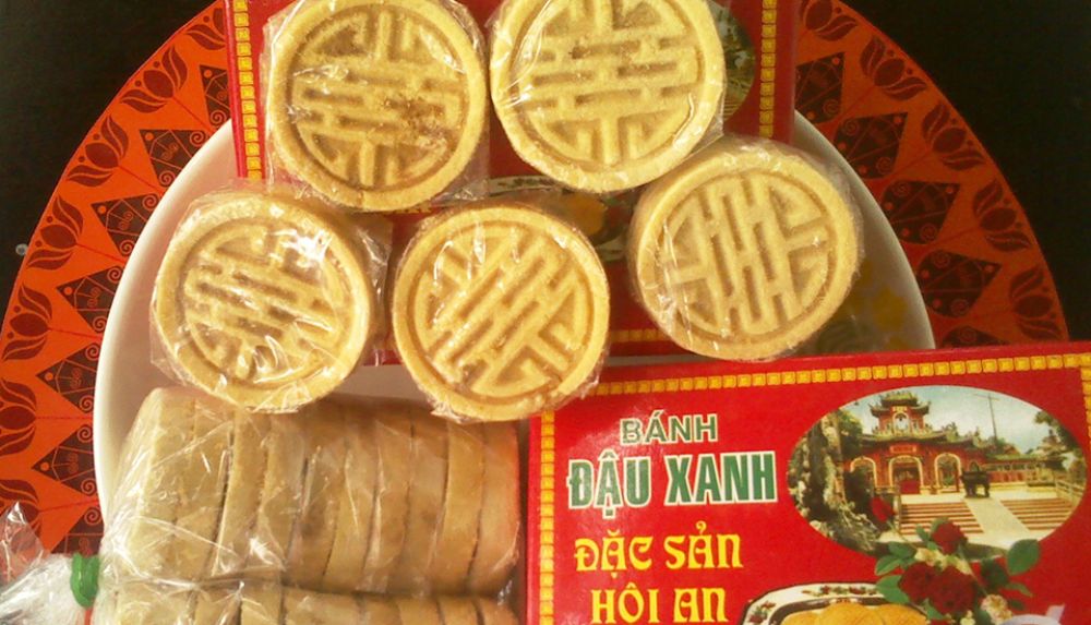 Bánh đậu xanh Bà Trinh nổi bật với lớp vỏ giòn, nhân thịt đậm đà chuẩn vị Hội An (Ảnh: Sưu tầm Internet)