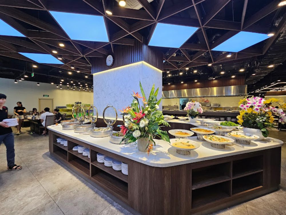 Không gian sang trọng, quầy line buffet rộng rãi với hàng loạt món hải sản tươi ngon tại Poseidon 