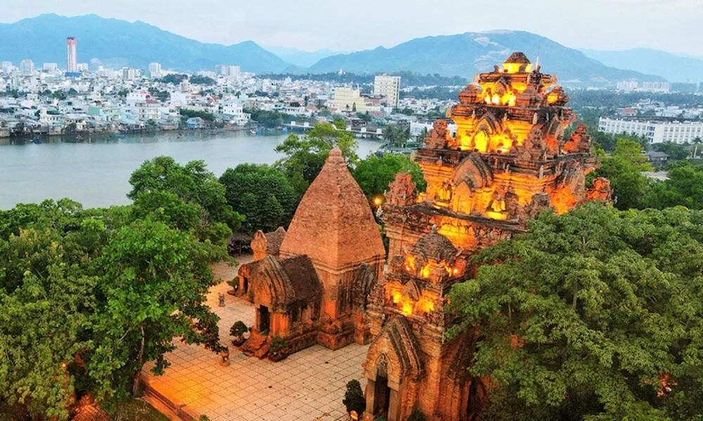 Tháp Bà Ponagar một công trình huyền bí, là biểu tượng bất hủ của Nha Trang, nơi giao thoa giữa lịch sử và huyền thoại (Ảnh: Sưu tầm internet)