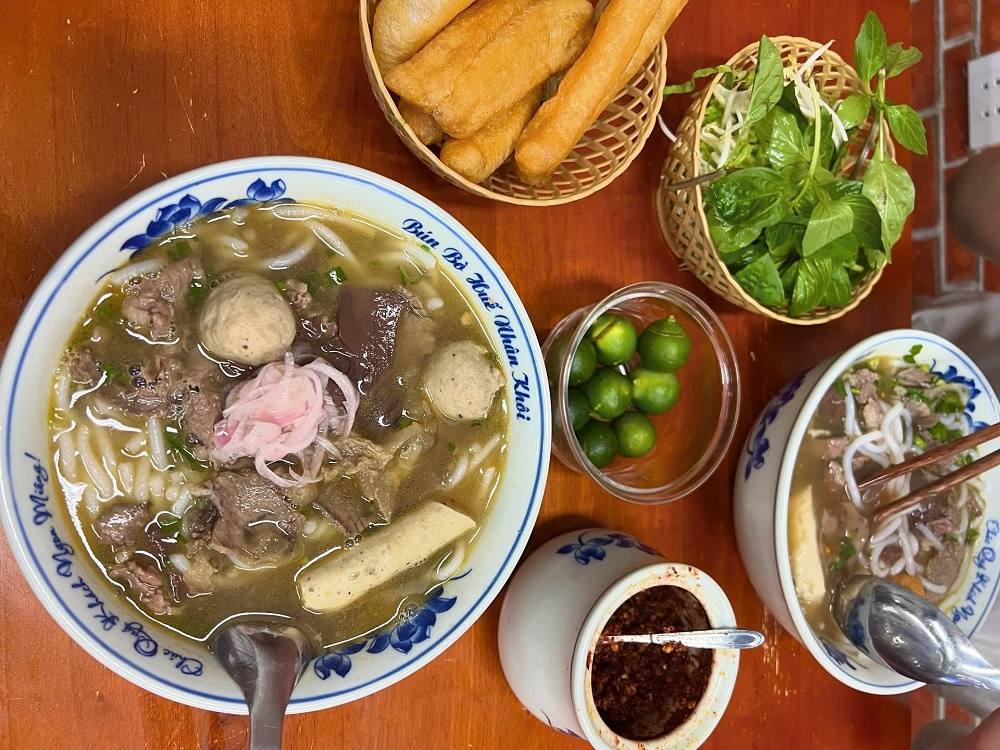 Bát bún bò đầy đặn với nhiều loại topping như tiết, mọc, giò, bò,... (Ảnh: Sưu tầm Internet)