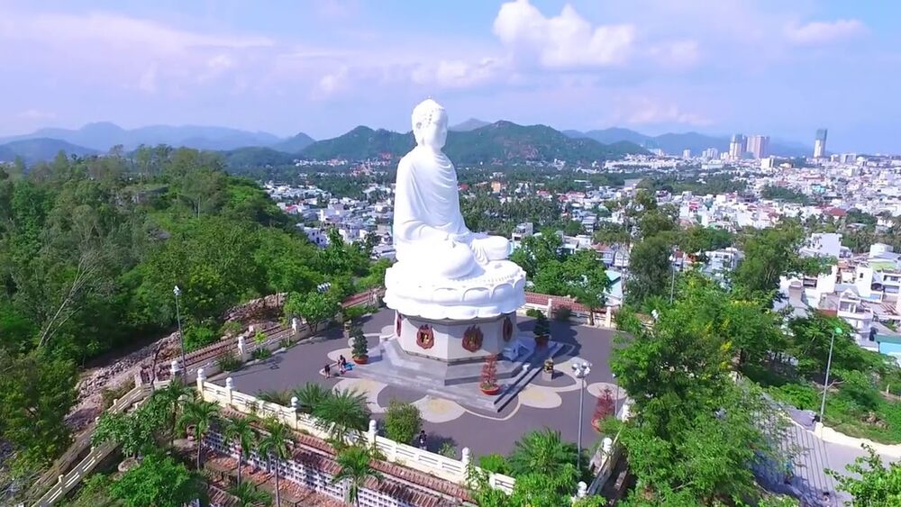 Chùa Long Sơn nổi bật với tượng Phật trắng uy nghi và không gian thanh tịnh, là điểm đến lý tưởng để chiêm bái và tận hưởng sự bình yên (Ảnh: Sưu tầm internet)