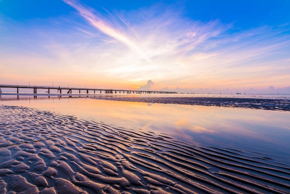 Biển Tân Thành hoàn toàn khác biệt so với những bãi biển nước trong, cát trắng thường thấy (Ảnh: Sưu tầm Internet)