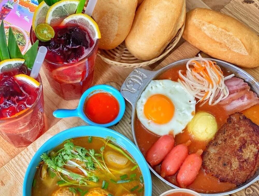 Phần bánh mì chảo thơm ngon kết hợp đồ uống càng thêm hấp dẫn