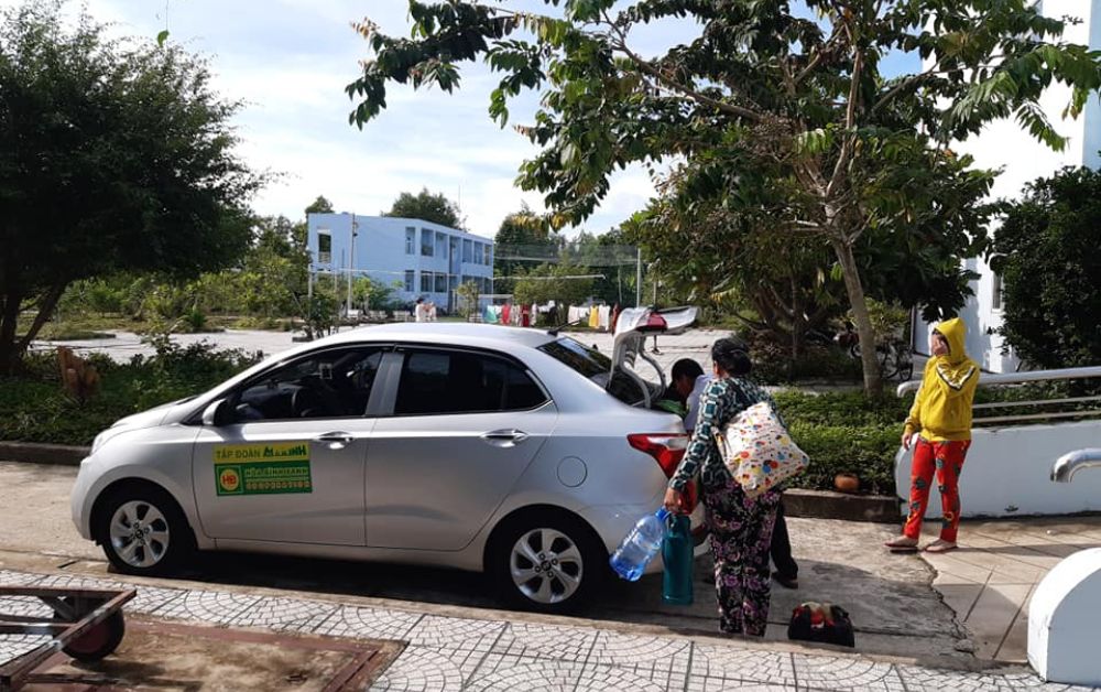 Tài xế taxi Mai Linh nhiệt tình phục vụ khách hàng trong chuyến đi khám chữa bệnh (Ảnh: Sưu tầm internet)