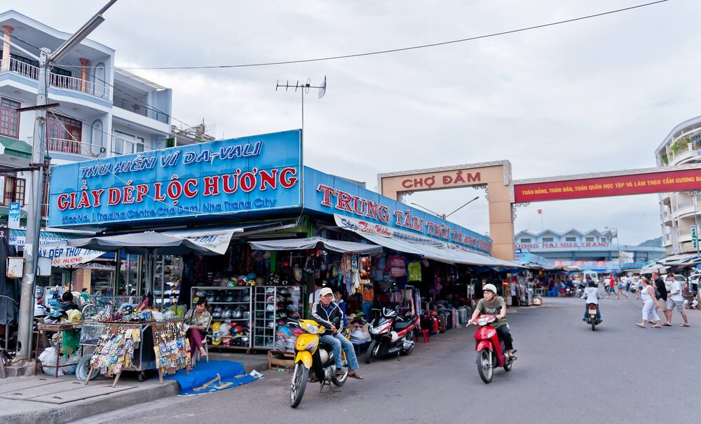 Chợ Đầm Nha Trang nổi bật với không khí nhộn nhịp, nơi du khách có thể mua sắm các món quà lưu niệm độc đáo và thưởng thức đặc sản tươi ngon (Ảnh: Sưu tầm internet)