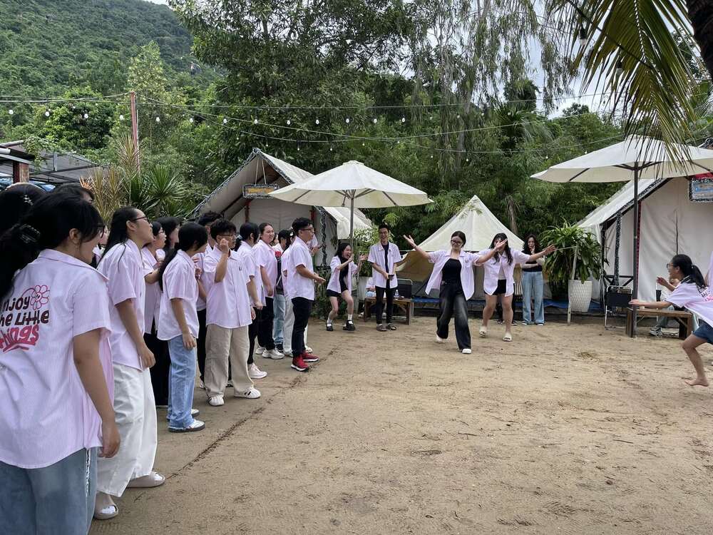 Hoạt động Team building giúp gắn kết tinh thần đồng đội, nâng cao sự phối hợp và tạo ra những kỷ niệm đáng nhớ giữa các thành viên (Ảnh: Sưu tầm internet)