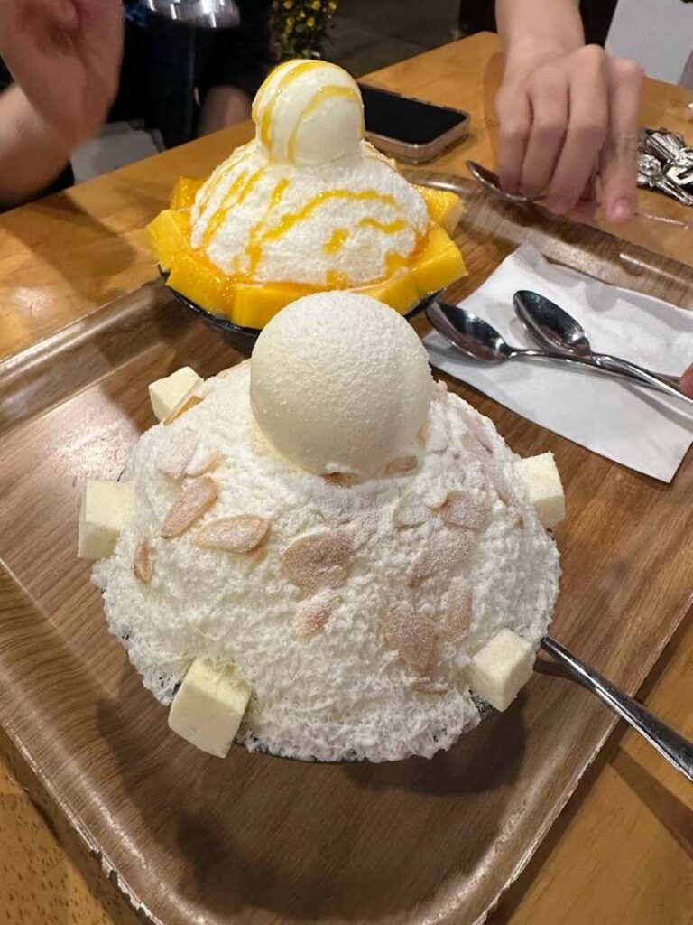 Bingsu trái cây tươi kết hợp hài hòa cùng các loại topping (Ảnh: sưu tầm Internet)