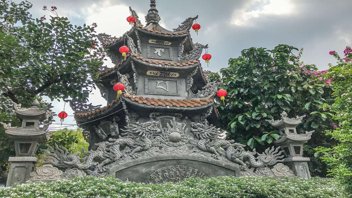 CHÙA LONG VÂN BÌNH TÂN HIỆN HỮU GIẢN DỊ GIỮA KHU DÂN CƯ ĐÔNG ĐÚC