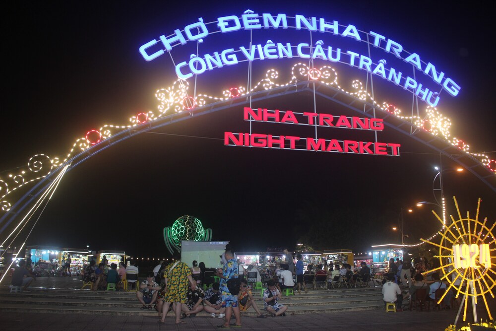 Chợ đêm Nha Trang Mua sắm và thưởng thức ẩm thực về đêm (Ảnh: Sưu tầm internet)