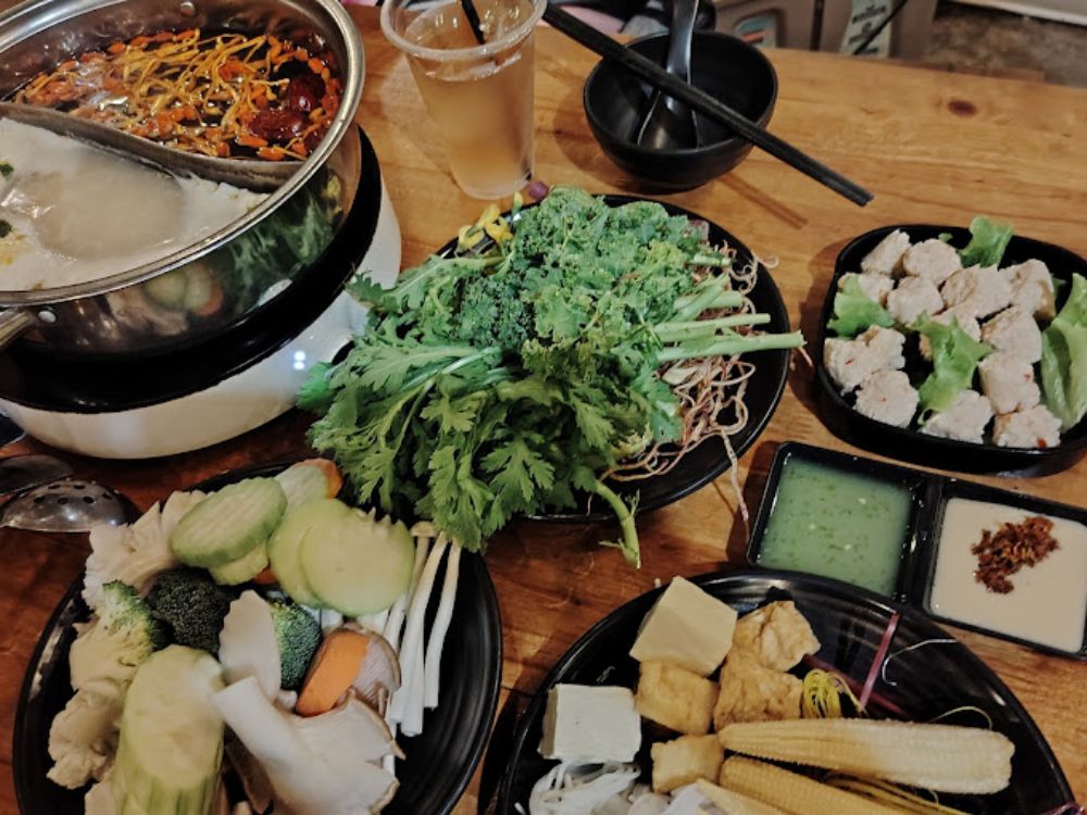 Lạc Buffet rau nấm với nước lẩu thanh mát, topping đa dạng từ nấm đến rau hữu cơ 