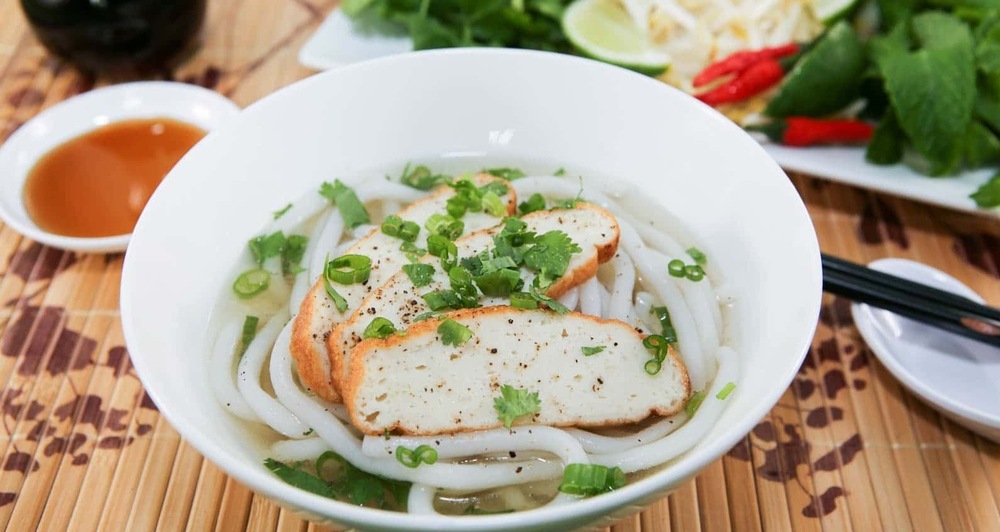 Bát bánh canh thơm ngon hấp dẫn với nước dùng trong, hương vị đậm đà (Ảnh: Sưu tầm internet)