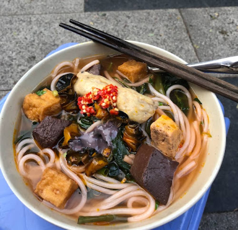 Canh bún Cô Lê có nhiều topping, nước dùng thanh ngọt, dễ ăn (Ảnh: Google Maps)