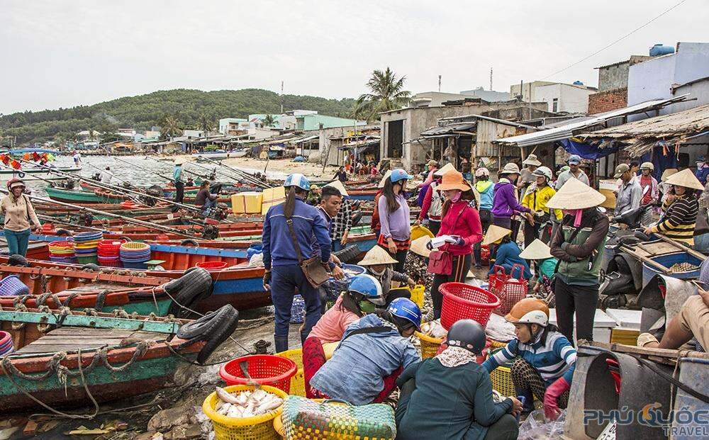 Chợ An Thới – Trung tâm buôn bán hải sản nằm gần khu cảng An Thới của Phú Quốc (Ảnh: Sưu tầm internet)