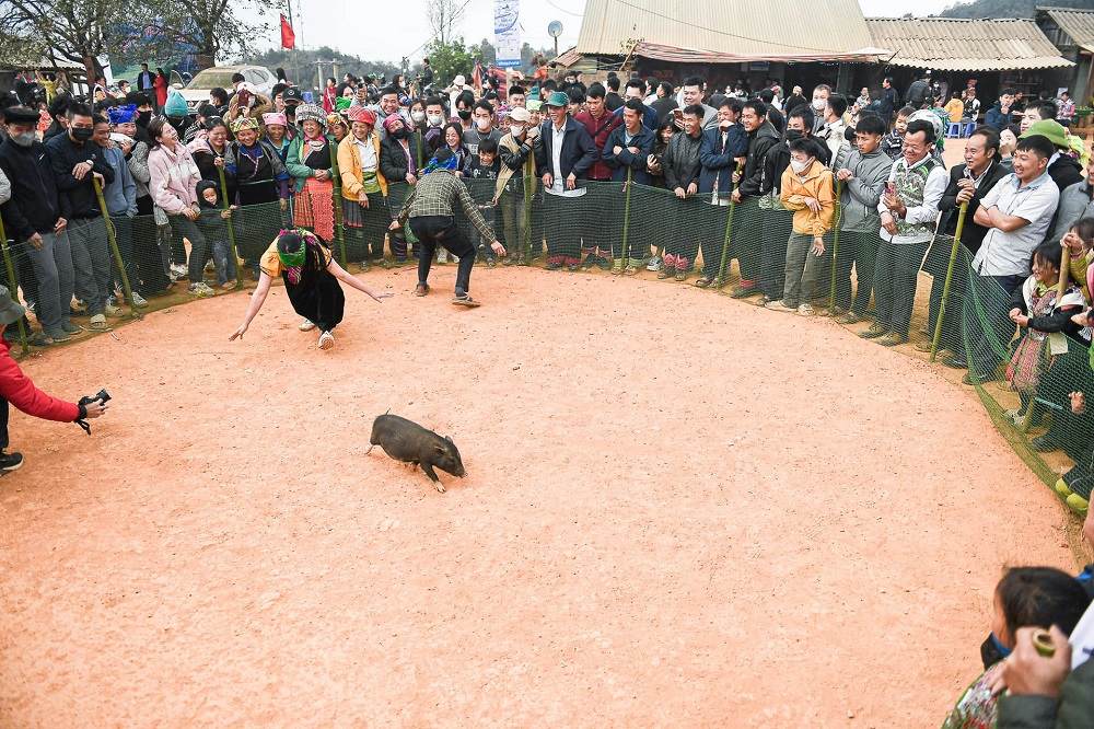 Trò chơi “bịt mắt bắt lợn” trong lễ hội hoa Sơn Tra