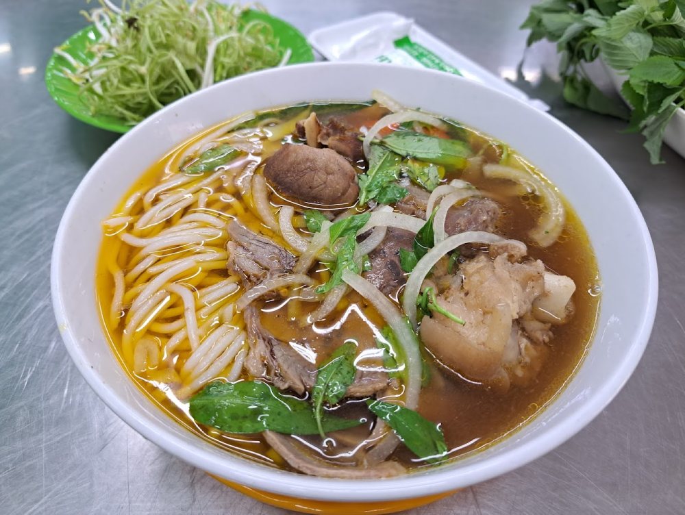 Tô bún bò đặc biệt với nước dùng trong, topping đầy ắp của quán Song Anh 